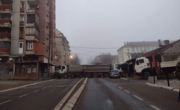 Tensionet ne veri te Kosoves, Vendoset tjeter barrikade ne Mitrovicen e Veriut